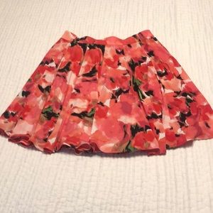 Pleated stretch floral skirt. Size medium.